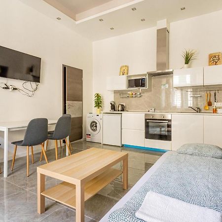 Modernized Condo At Kiraly 51 Budapeste Exterior foto