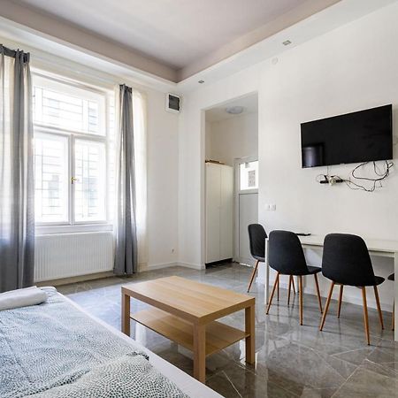 Modernized Condo At Kiraly 51 Budapeste Exterior foto